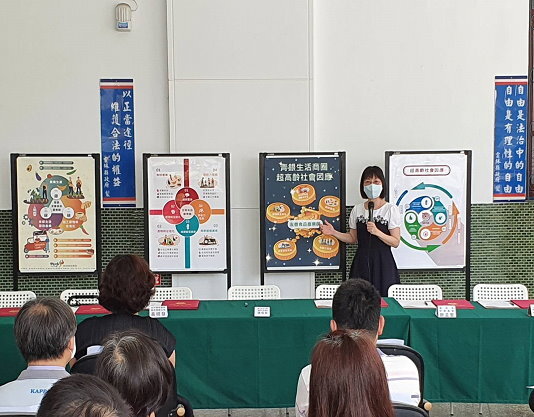 Prof. Li Ya-Hui from Adult and Continuing Education hosted the "National Chung Cheng University Friendly Business for the Elderly Badge Launch and Achievement Exhibition," introducing the Friendly Business for the Elderly Badge.