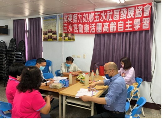 Prof. Lin Led the Older Adult Self-directed Learning Group program